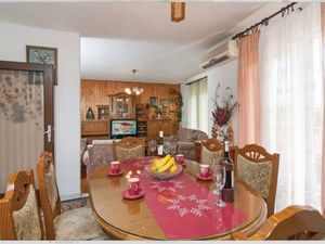 24058355-Ferienwohnung-8-Split-300x225-1