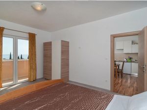 24058362-Ferienwohnung-4-Split-300x225-1