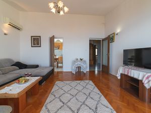 24058600-Ferienwohnung-6-Split-300x225-4