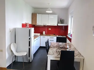 Kuhlschrank mit Gegefrierfach, Elektroherd, Filterkaffemaschine, Esstisch