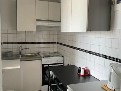 Elektroherd,  Klapptisch , Kaffeemaschinenfilter, Erste-Hilfe-Kasten