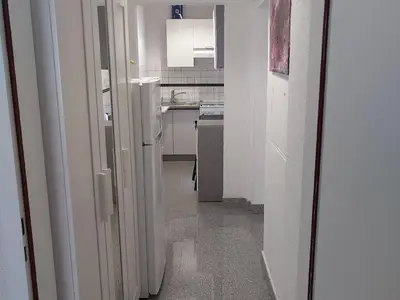 Kuhlschrank mit Gefrerfach, Kleiderschrank