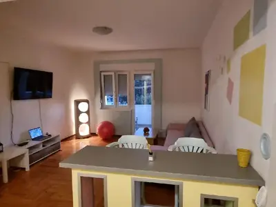 Wohnzimmer mit Balkonausgang, Bar