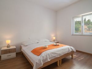 23960101-Ferienwohnung-4-Splitska-300x225-5