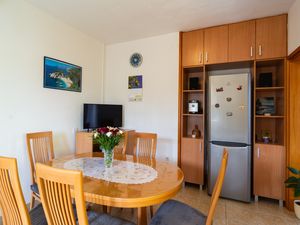 18321687-Ferienwohnung-8-Splitska-300x225-3