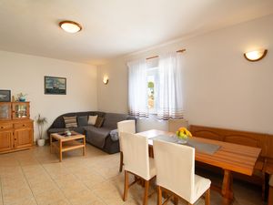 18321687-Ferienwohnung-8-Splitska-300x225-5