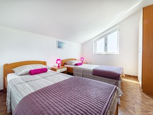 23297566-Ferienwohnung-4-Srima-300x225-4