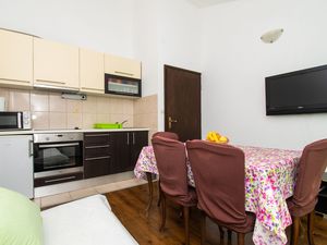 23940895-Ferienwohnung-5-Srima-300x225-3