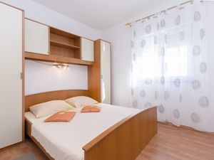 23944058-Ferienwohnung-4-Srima-300x225-2