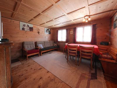 Gemütliches Wohnzimmer mit Sofaecke und Tisch