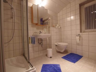 Badezimmer mit Dusche und WC