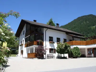 Außenansicht des Gebäudes. Sommeransicht Appartementhaus