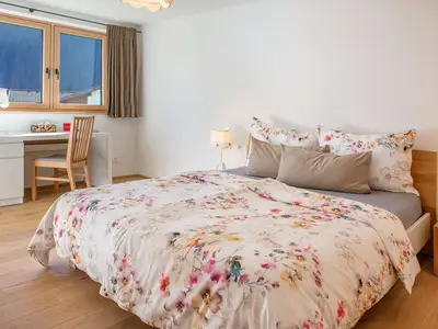 6Schlafzimmer mit Doppelbett & Schreibtisch