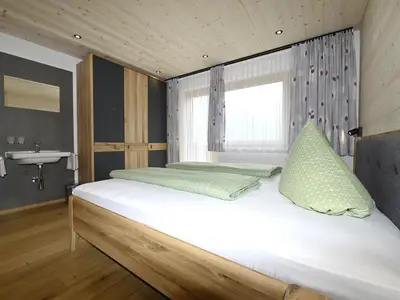 Schlafzimmer 1