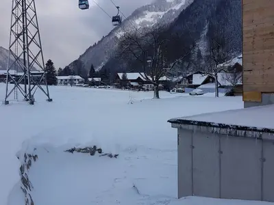 Weg zur Wohnug und Blick auf die Valiserabahn