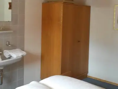 Zimmer 2 mit extra Waschbecken