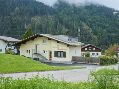 Eingang Wohnung 1. Etage und Wohnung parterre