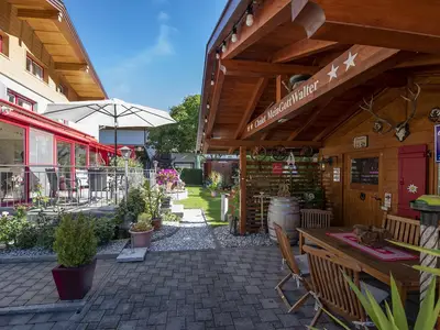 Gartahüsli und Terrasse