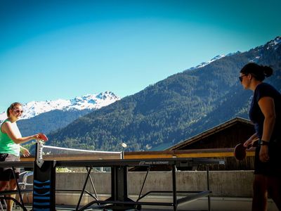 Tischtennis Spielen auf der Terrasse