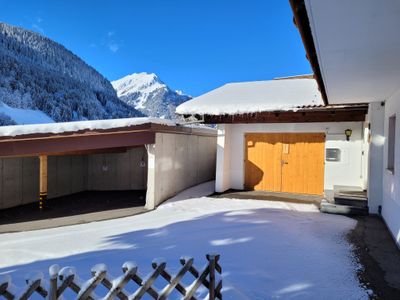 Carport und Garage: Skiraum, Fahrradraum, Müllraum