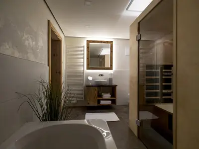 Bad mit Badewanne und Dusche