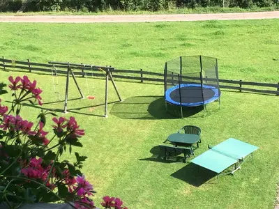 Tsichtennis, Trampolin, Schaukel