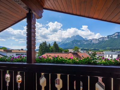 Ausblick aus dem Fenster. Ausblick auf den Wilden Kaiser und auf den Ort, Balkon