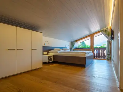 Schlafbereich. Doppelbett 180x200, Kleiderschrank, Zugang zum Badezimmer
