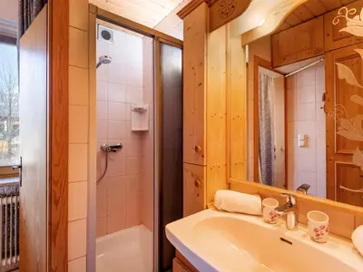 Haus_Lang_Niederhofen_9c_St_Johann_Badezimmer_Dusc