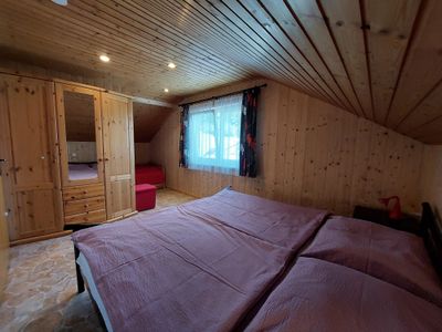 Schlafzimmer mit 3 Betten