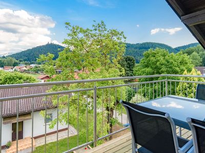 Balkon. teilweise überdachte Balkonterrasse mit Blick auf die Berge