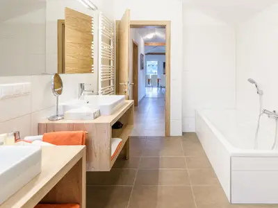 Bad/Dusche. Vollbad mit Doppel-Lavabo