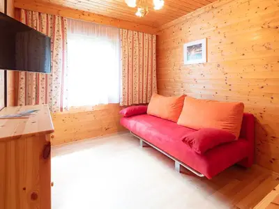 Wohnzimmer mit ausziehbarer Schlafcouch