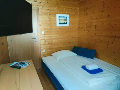 Holz 1 Wohnzimmer-Couch ausgezogen für 1 Person