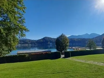 Liegewiese mit See Bergblick