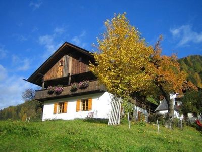 Außenansicht des Gebäudes. Das Ferienhaus. Die Wohnung befindet sich in St. Lorenzenndet sich oben.