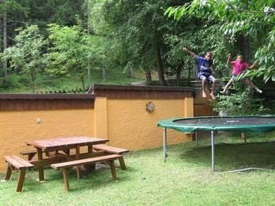 Garten. Garten mit Trampolin