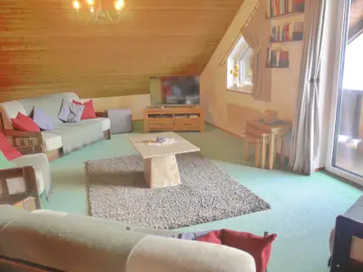 Wohnzimmer mit zugänglichem Balkon