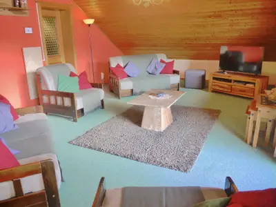 Geräumiges Wohnzimmer