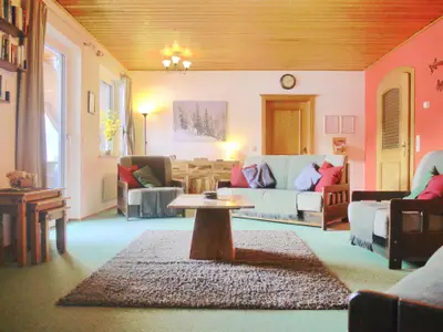 Geräumiges Wohnzimmer