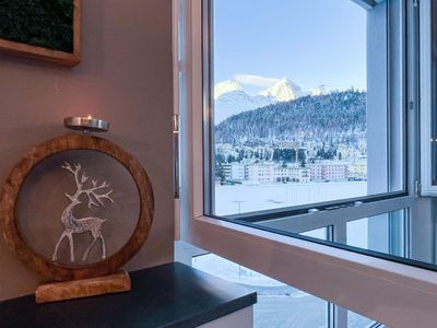 Blick im Winter vom Fenster im Essbereich zum verschneiten St. Moritz