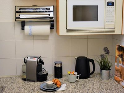 Mit Toaster, diversen Kaffeemaschinen (Filtermaschine und Nespresso) inklusive Milchschäume, Mikrowelle. swissme holiday