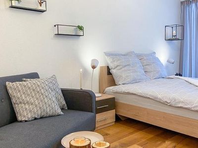 Das Bett ist 1,60cm breit und bei deiner Ankunft bezogen