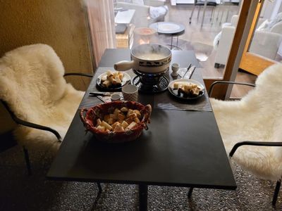 Fondue auf dem Balkon im Winter