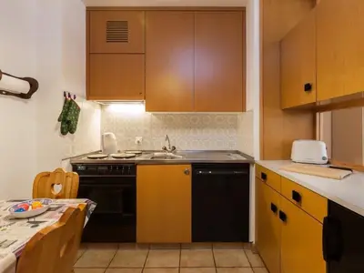 KücheSpüle / E-Herd / Spülmaschine +Eßplatz für 2 - 3 Personen