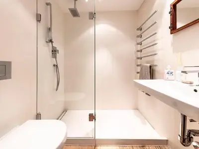 Badezimmer mit Regendusche