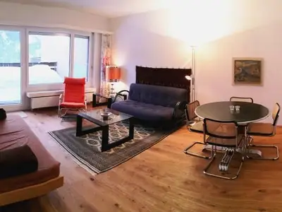 Wohnzimmer mit einem Doppel Schlafsofa und der Essecke