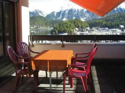 Die wunderbare Aussicht von der Terrasse auf den St. Moritzersee und das Tal