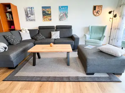 Gemütliche Wohnlandschaft. Rechts davon befindet sich der Balkon. Links davon geht es zu den Schlafzimmern.