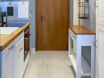 Auf der rechten Seite befindet sich der Kühlschrank mit Gefrierfach. Darüber hast du Platz für deine Lebensmittel 